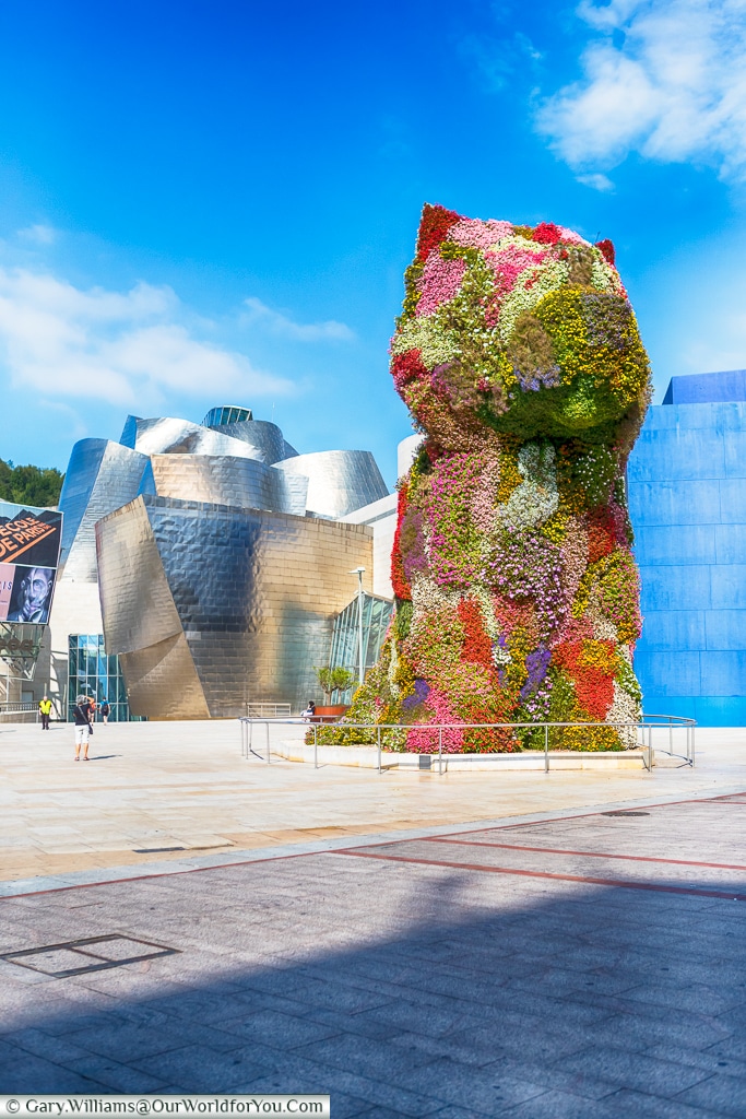 Jeff Koons 'Flower dog' in front of the Guggenheim