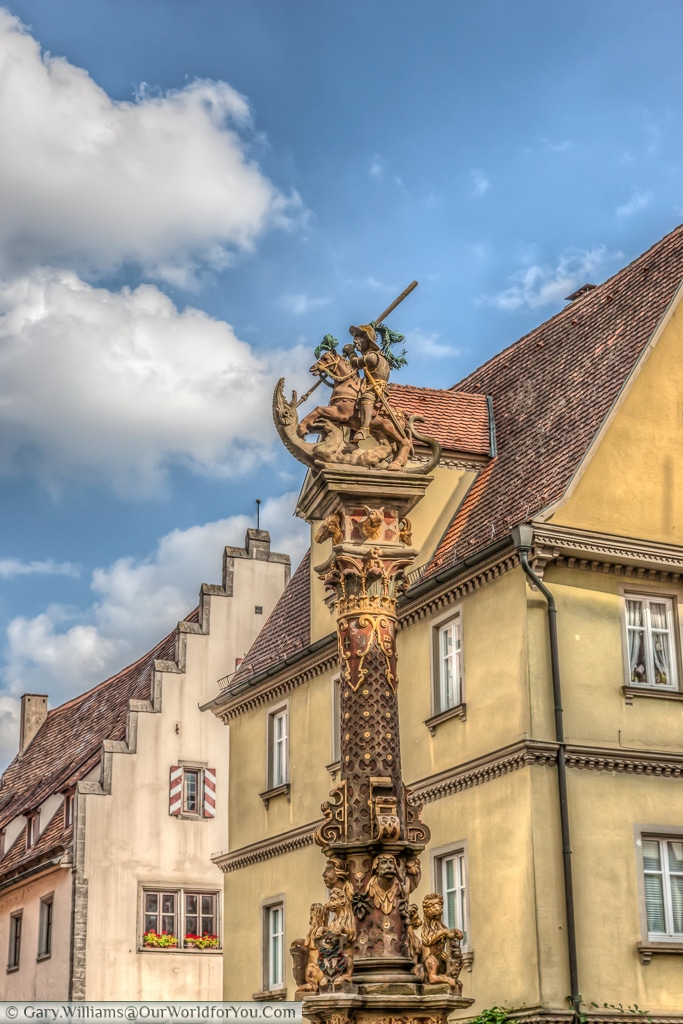 St George & the Dragon battle it out over St George's fountain, Rothenburg ob der Tauber, Bavaria, Germany