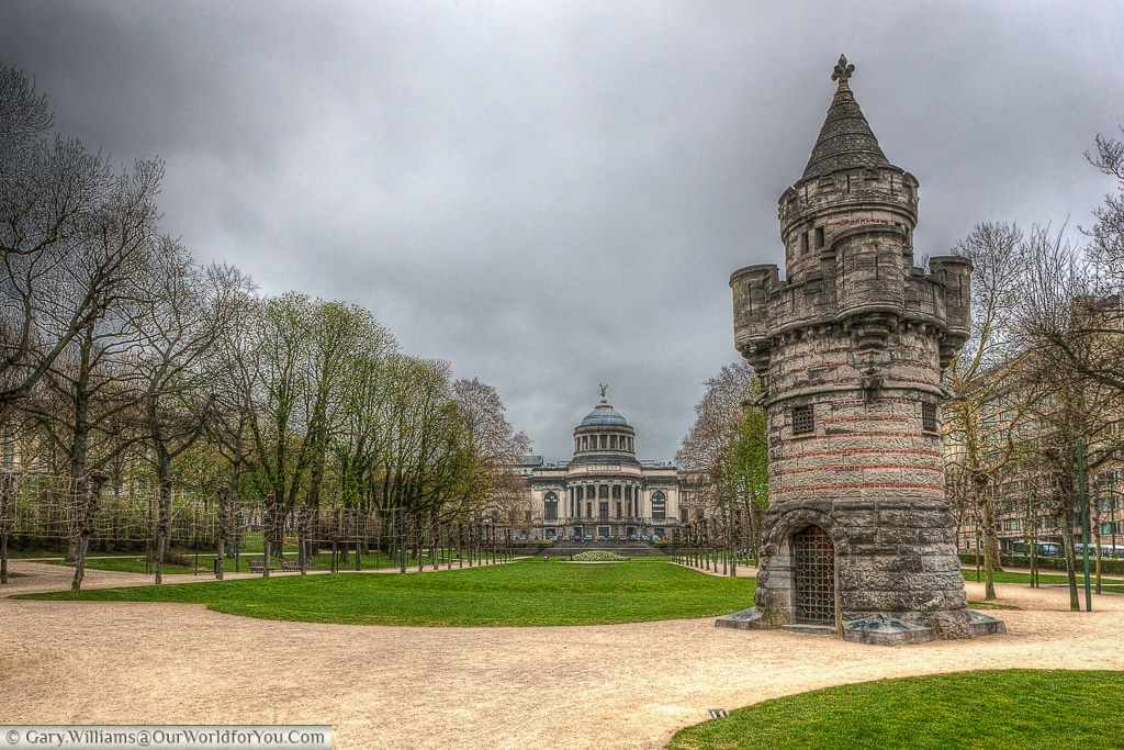This quirky little tower sits in the Parc du Cinquantenaire, with the Cinquantenaire Museum in the background.