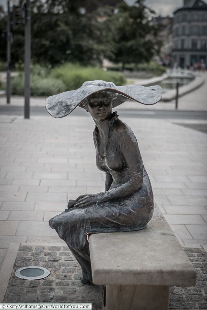 La dame au chapeau, Troyes, Champagne, Grand Est, France