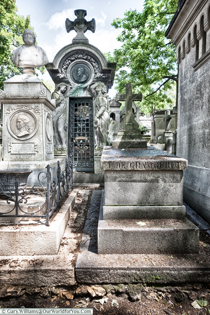 Squeezed in, Père Lachaise Cemetery, Paris, France