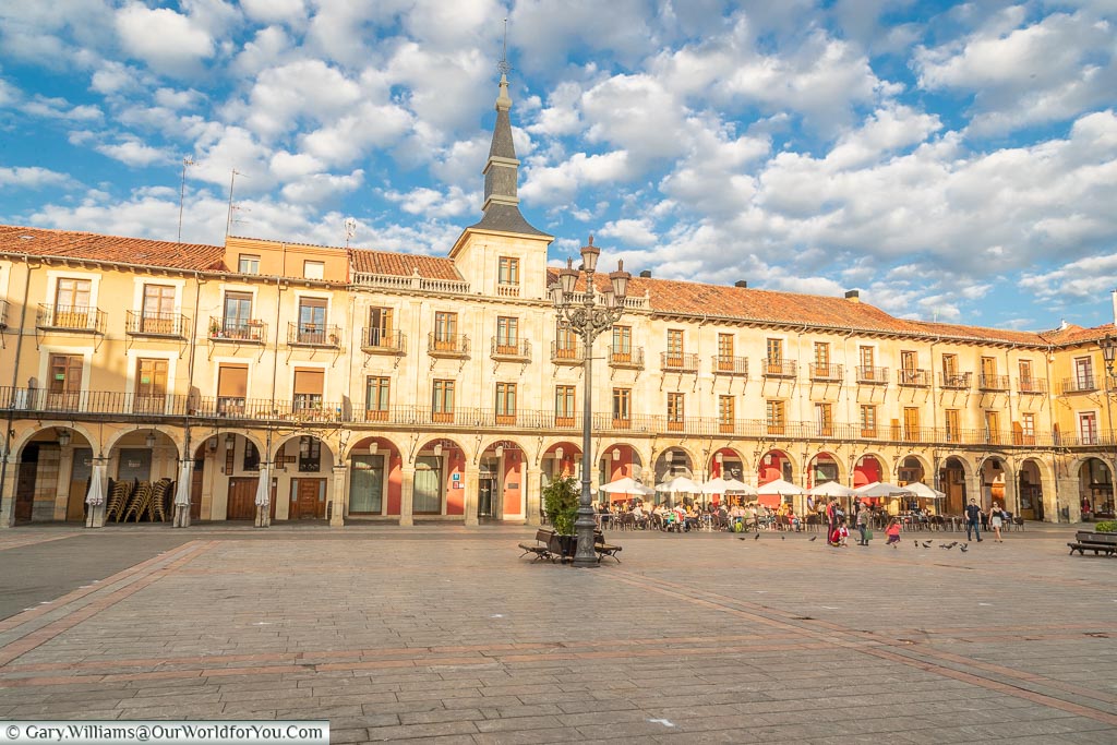 The plaza de mayor facing side of the Hotel NH Collection León Plaza Mayor