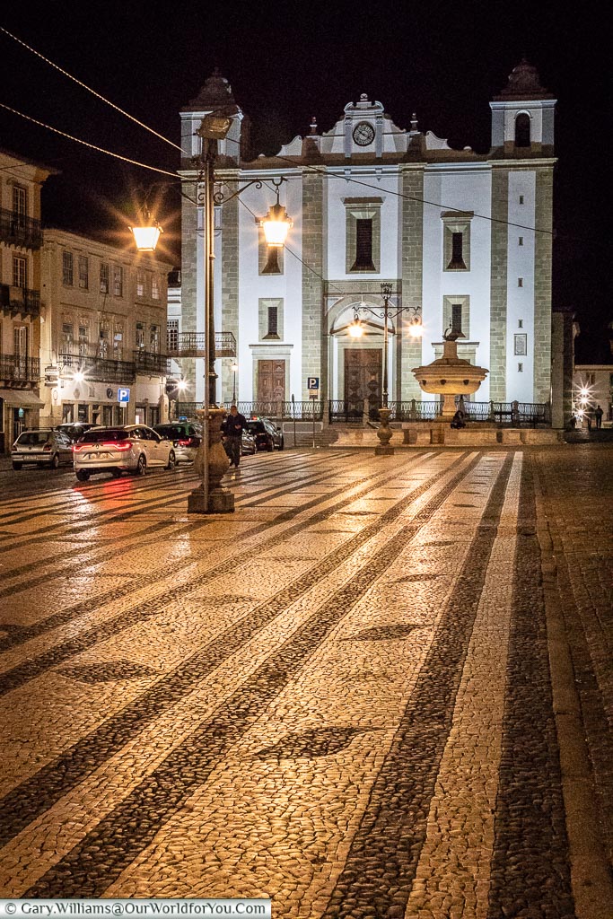 The Praça do Giraldo at night, Évora, Portugal