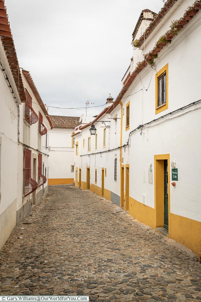 The unasuming entrance to São Luís on the right, Évora, Portugal