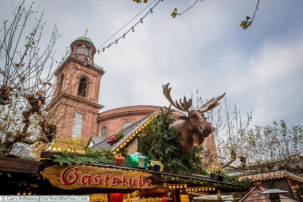 The singing moose head on top of a stall in the Christmas market in front of St. Paul's Church.