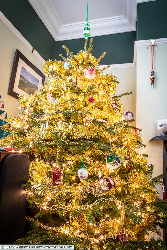 The dinning room Christmas tree