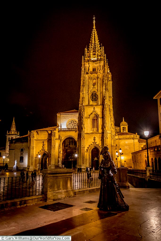 La Regenta and Cathedral at night, Oviedo, Spain