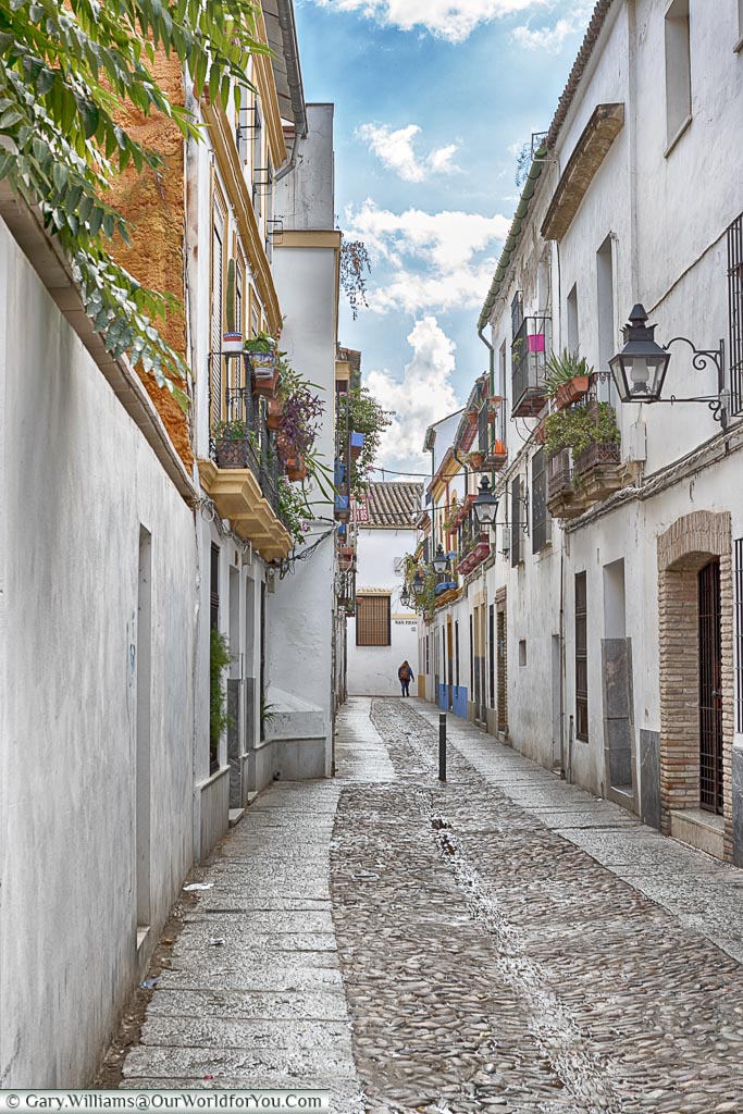 Tiny streets amongst the whitewashed walls, Cordoba, Córdoba, Spain