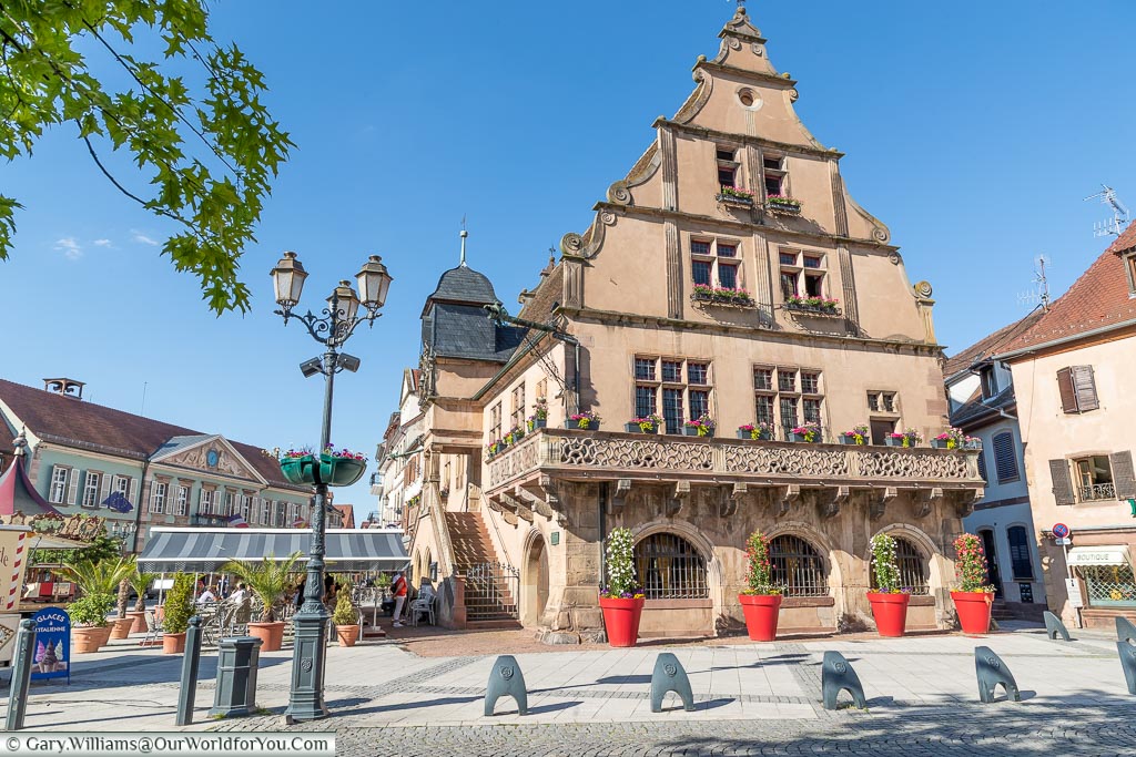 A shot of the Metzig, a 16th centruy building in the centre of Molsheim, adorned with flowers.