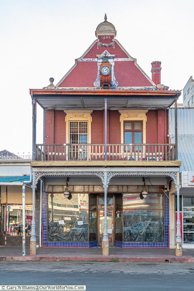 A small shop, built in 1902, of colonial-era style with a terrace on the upper floor.