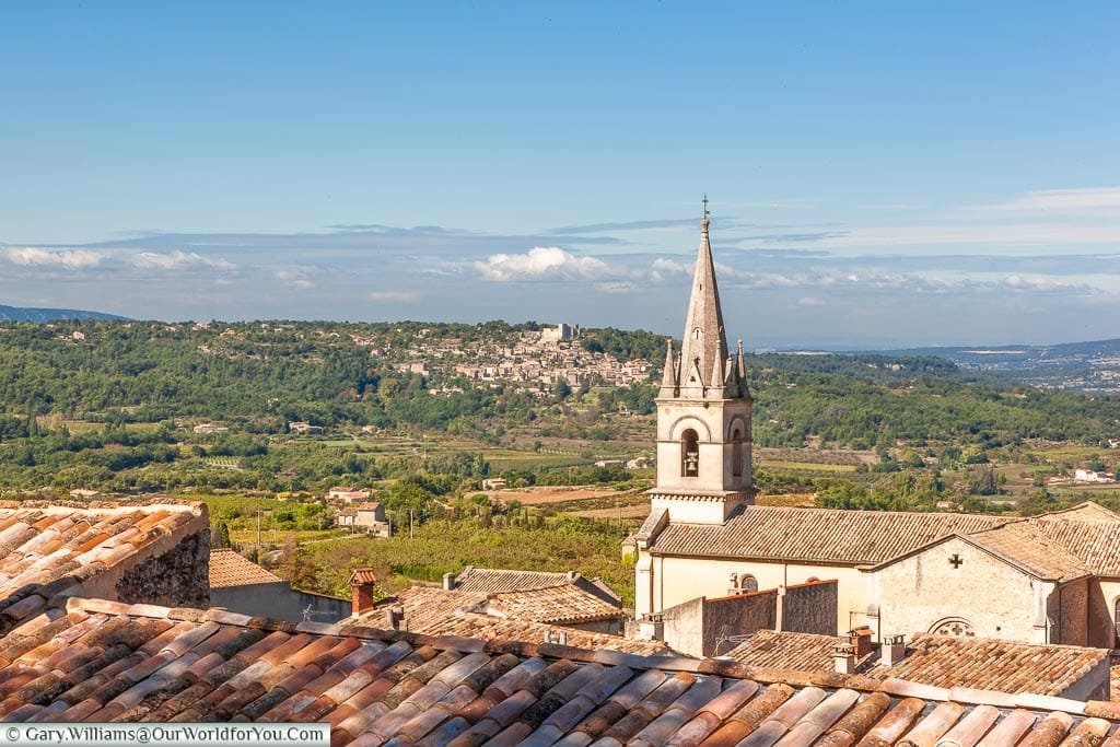 A view over the rooftops of Bonnieux to the landscape of Provence.