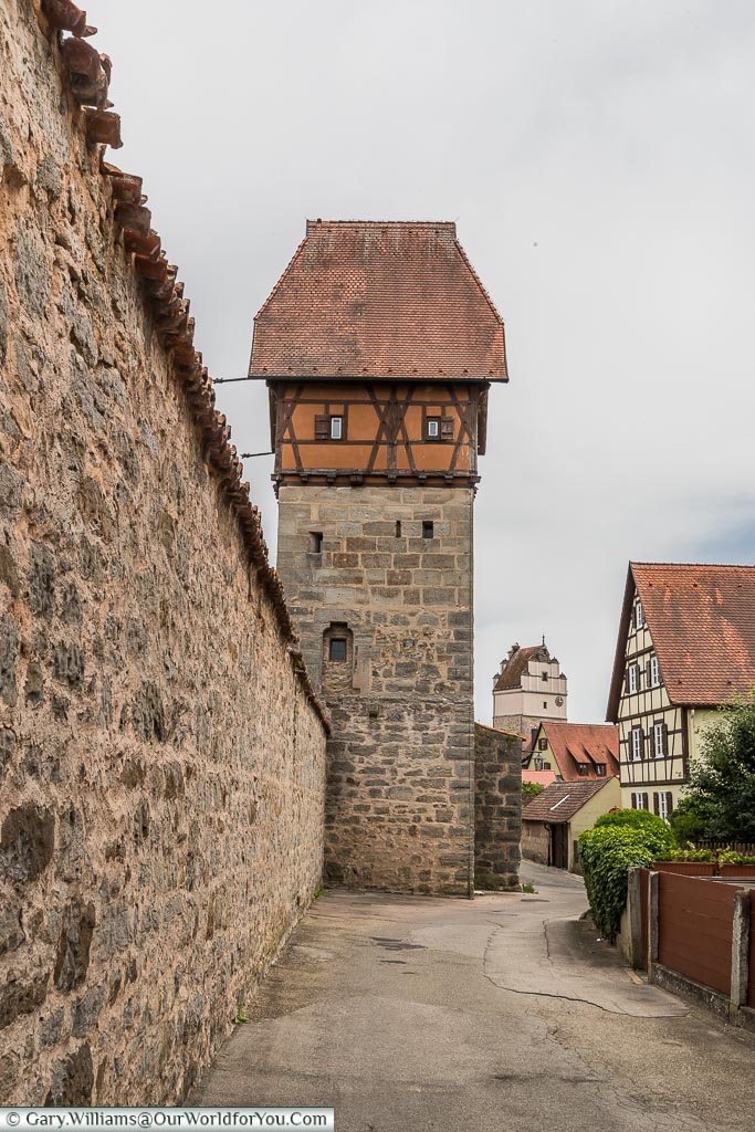 Along the city walls of  Dinkelsbüh towards the Bäuerlinsturm tower.