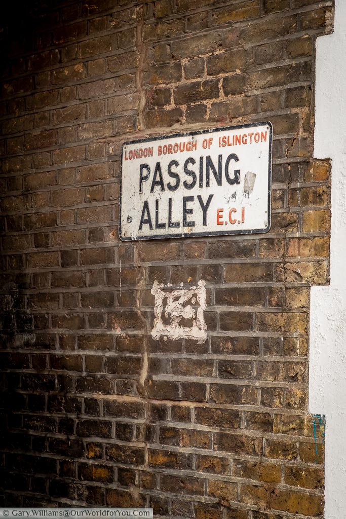 A street sign to Passing Alley.  One of those quirky little roots you'll come across as you discover more of London