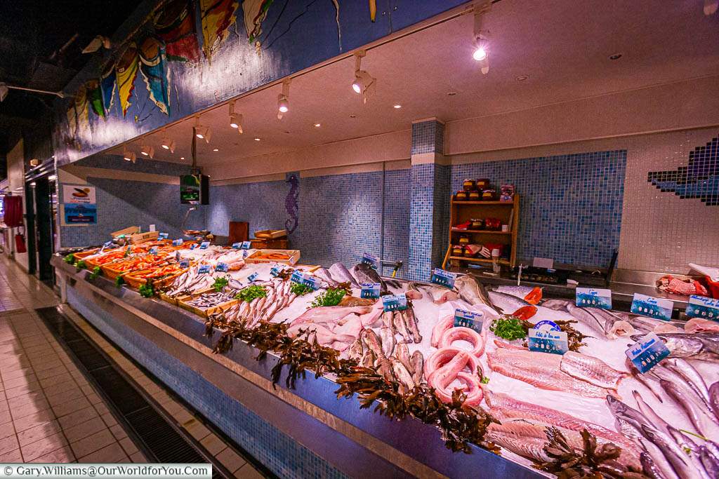 A fully stocked fish stall in Les Halles d'Avignon.