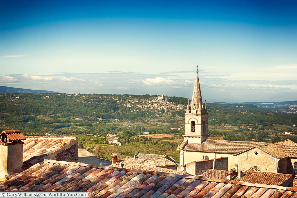 A view over the rooftops of Bonnieux to the landscape of Provence.