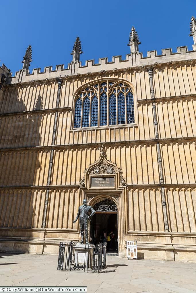 A statue in the courtyard in front of the entrance to Bodleian Library in Oxford