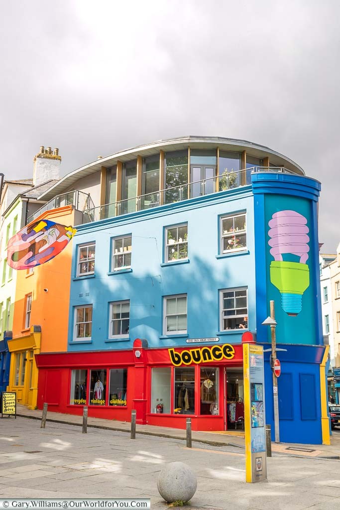 The brightly covered mural Folkestone Lightbulb – by Michael Craig-Martin at the bottom of The Old High Street.