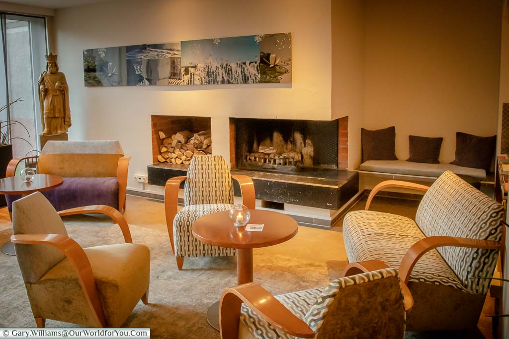 The lounge of the Mercure Hotel Aachen Europaplatz. A peaceful hotel, a 10-minute bus journey from the centre of town with ample parking.