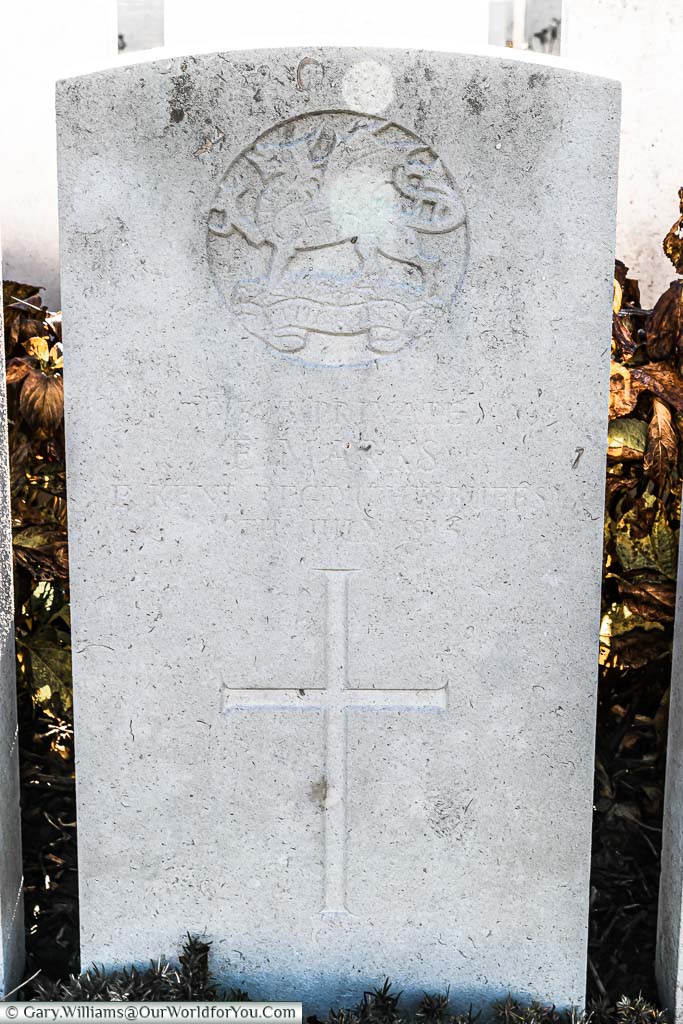 The significantly faded headstone of Ernest Marks in Bailleul Communal Cemetery Extension in France
