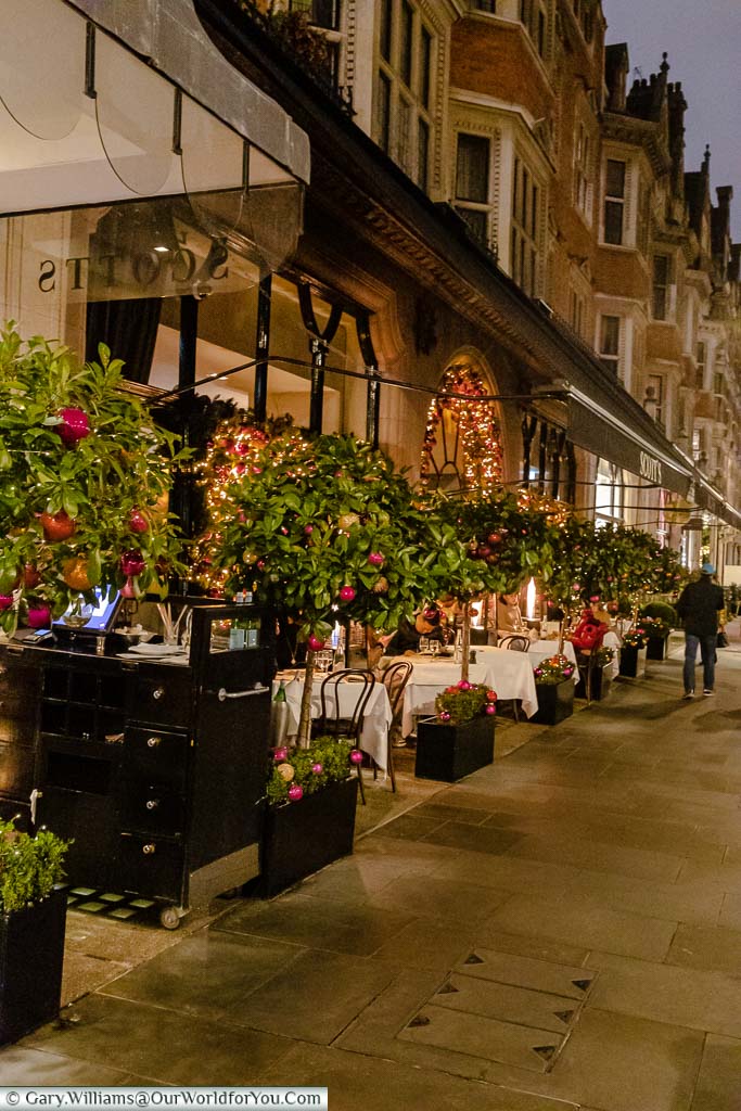 Al fresco dining in London’s Mayfair in the early evening in the run up to Christmas.