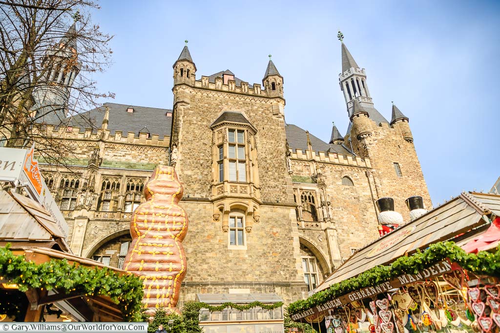 The giant gingerbread man in front of Aachen's gothic Rathaus from the Katschhof square side