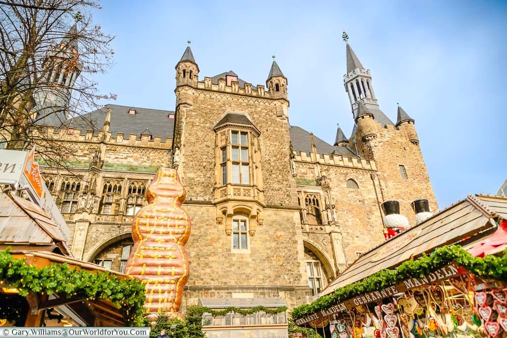 The giant gingerbread man in front of Aachen's gothic Rathaus from the Katschhof square side