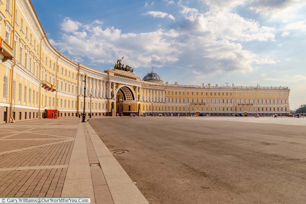 The sweeping span of the Hermitage Lecture Centre, with the Triumphal arch in the centre, on one side of Palace Square in Saint Petersburg, Russia