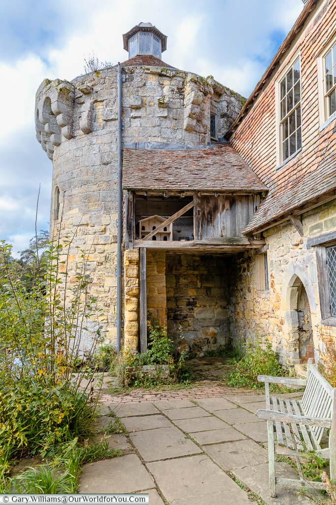 The rear side of the round tower of Scotney Castle
