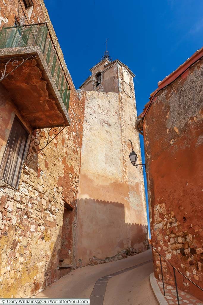 Discovering the narrow back lanes of Roussillon with its ochre tones un a deep blue sky