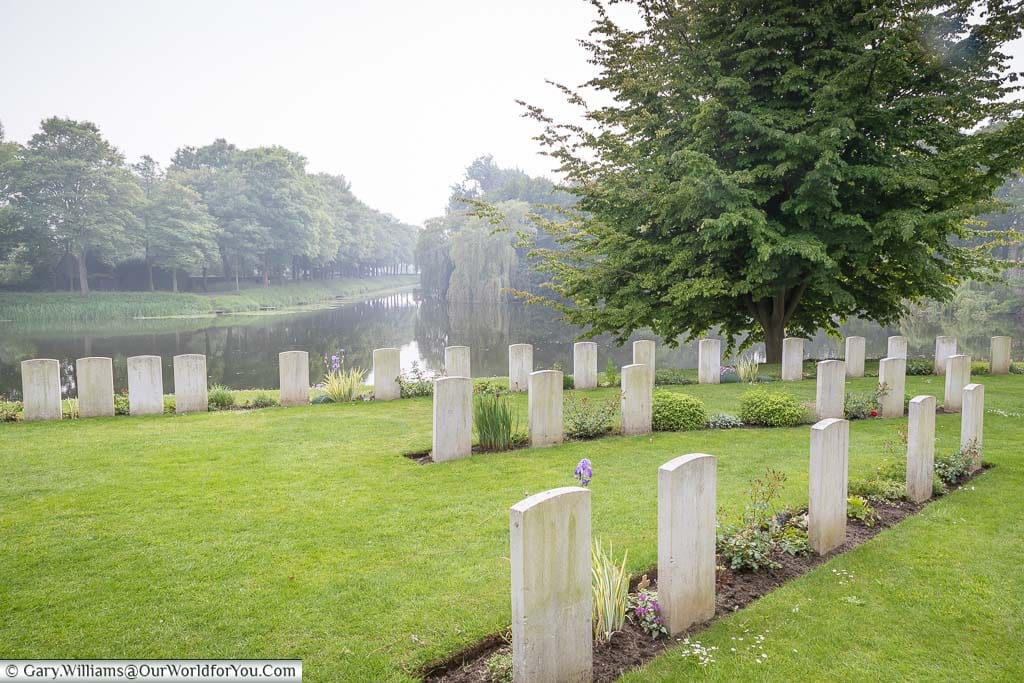 Commonwealth war graves in the Ramparts Cemetery, Ypres