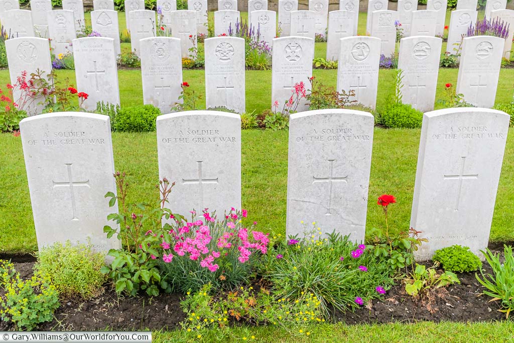 Commonwealth war graves in the Ypres Reservoir Cemetery, Begium