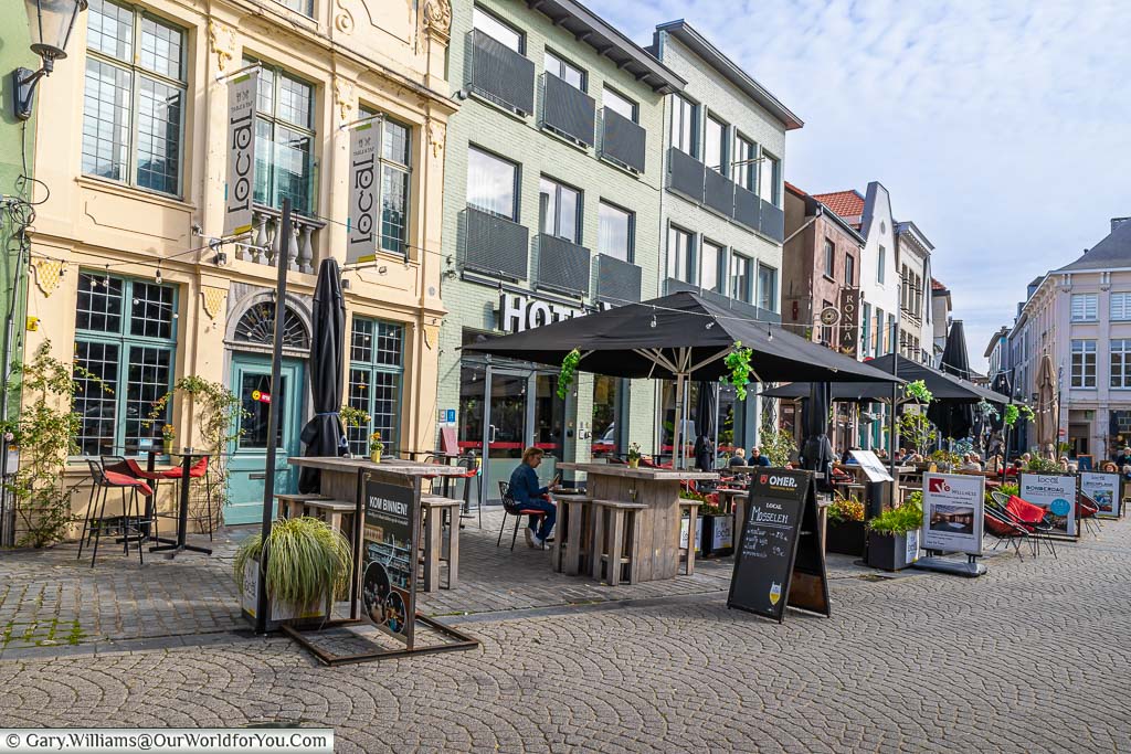 Tables and chairs are laid out on the Fish Market in Mechelen, home to the restaurant Emiel.