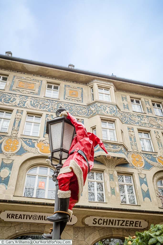 A model of Santa climbing a lampost in Rindermarkt, another of the locations of one of Munich's many Christmas markets.