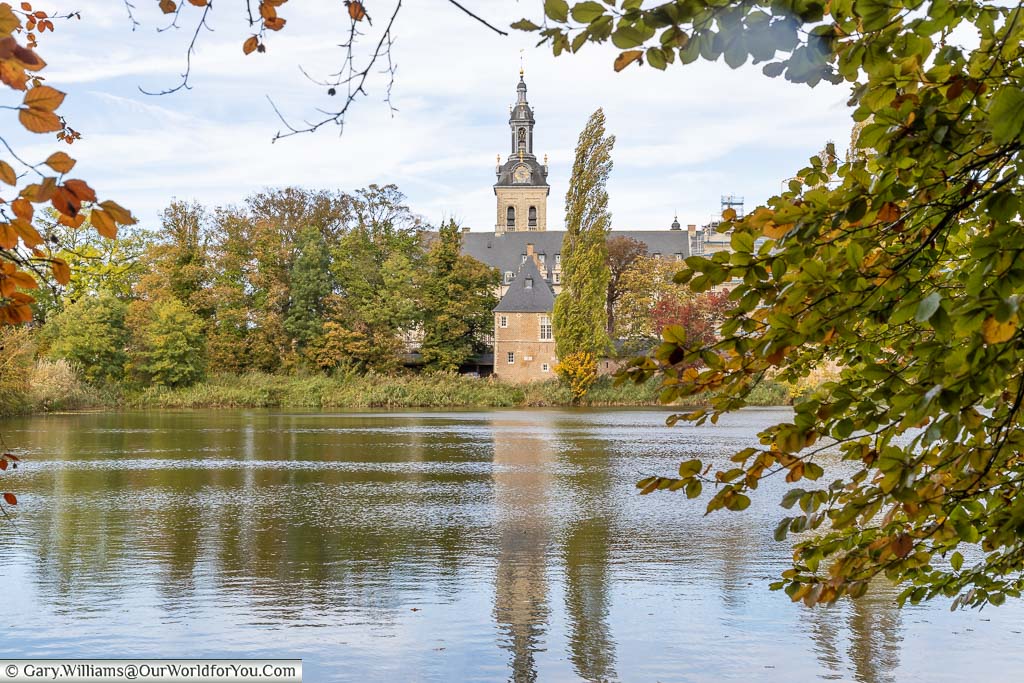 A glimpse of Park Abbey across the lake on an autumnal day in belgium