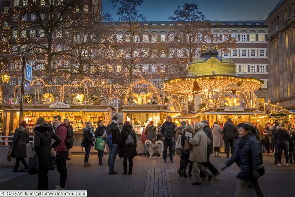 Crowds in front of the traditional Engelchenmarkt christmas market in düsseldorf at dusk.