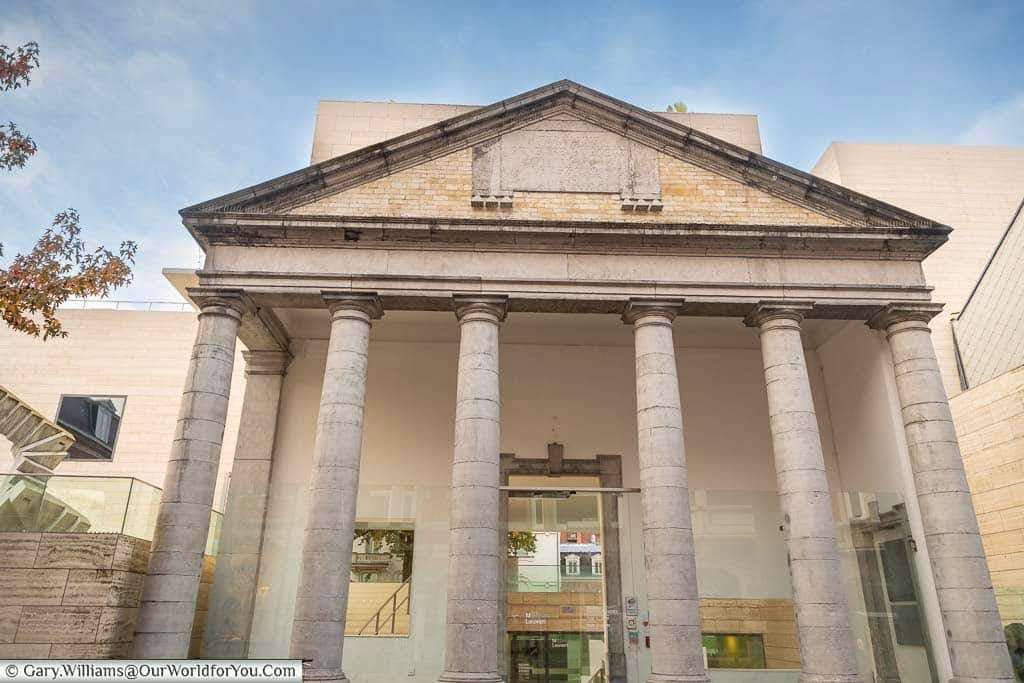 The Neo-classical collonaded exterior of the ‘M’ Leuven art gallery