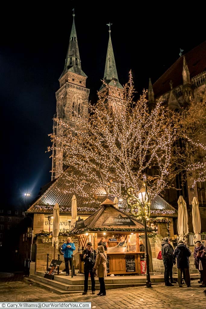 A drinks hut in front of nuremberg’s sausage hall, all part of a traditional christmas in nuremberg