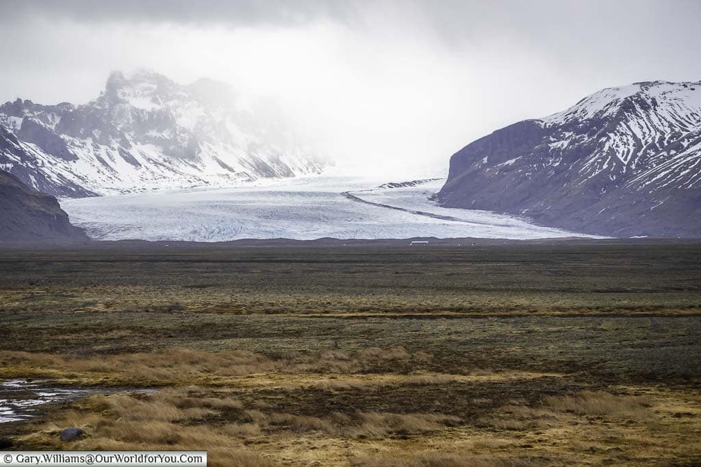 The Skaftafellsjökull glacier flowing between two mountain ranges in southern Iceland