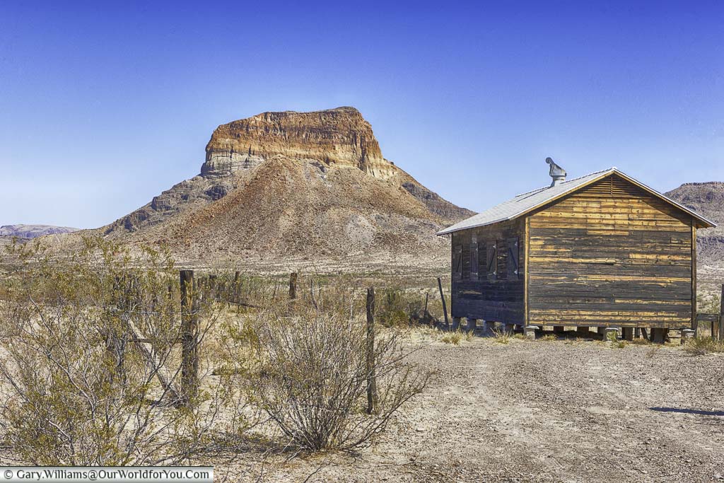 A wooden hut in front of a messa in Big Bend National Park in Texas