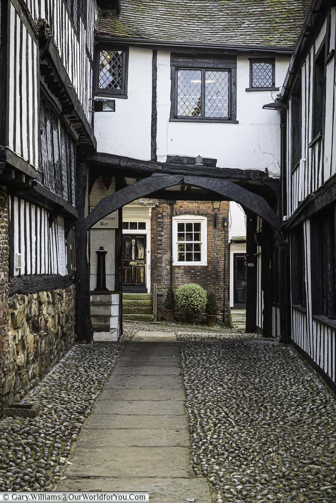 The cobbled pathway leading from the rear of the Mermaid Inn to the historic mermaid street in rye, east sussex