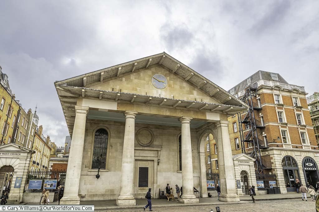 The collonaded facde to st paul’s church in covent garden