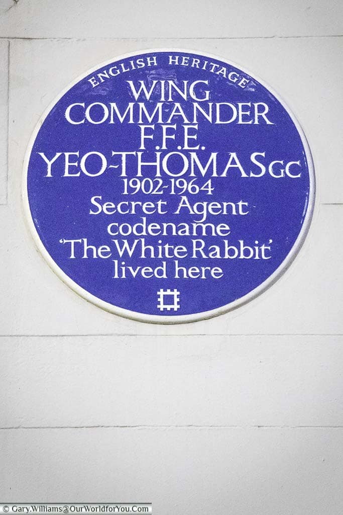 An english heritage blue plaque to for Wing Commander Forest Frederick Edward Yeo-Thomas on the side of a building in Holborn