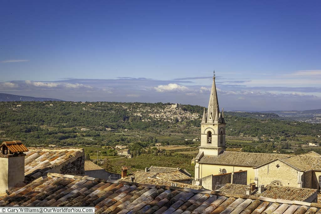 A view over the rooftops of Bonnieux to the landscape of Provence.