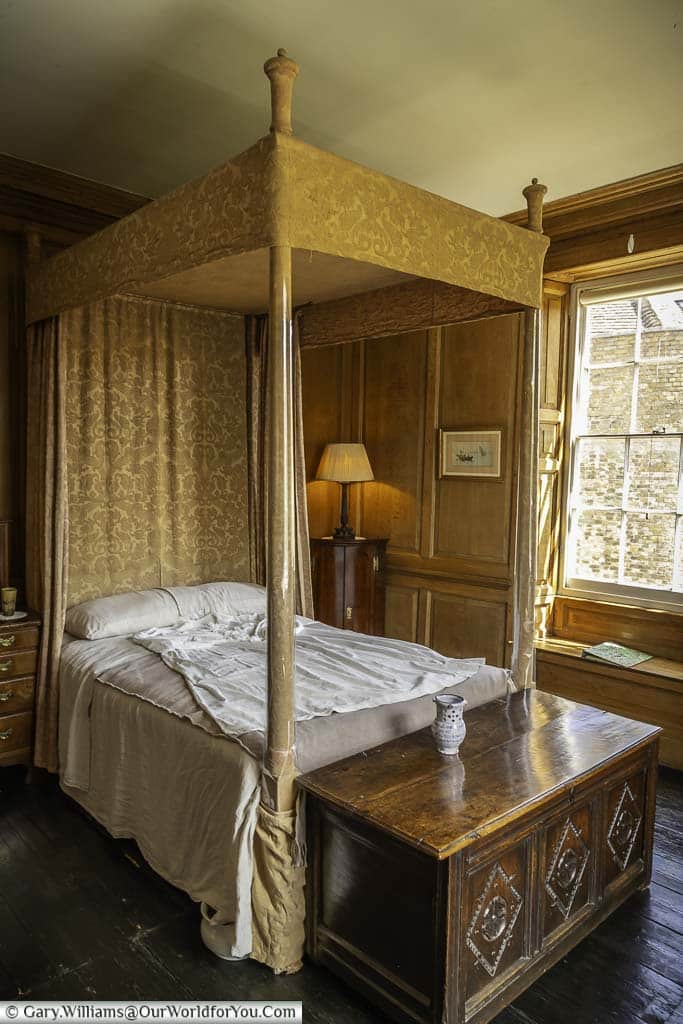 A plain four-poster bed in the King’s Parlour of lamb house in rye, east sussex