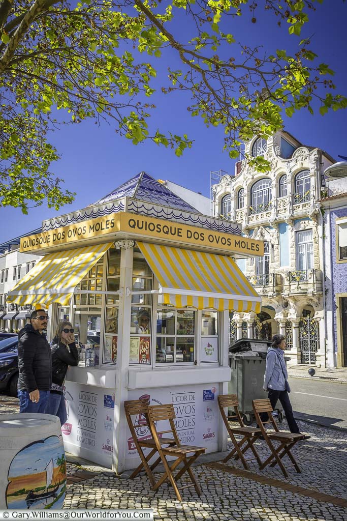 A square kiosk in Aveiro that specialises in Ovos Moles, regional Portuguese sweet treats