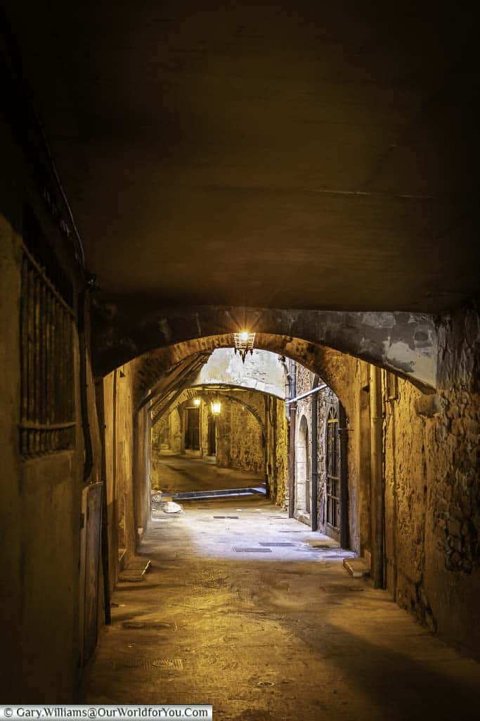 The Rue Obscure in Villefranche-sur-Mer lit 24/7