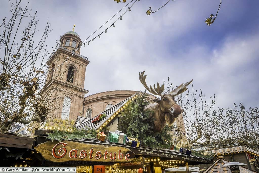 The singing moose head on top of a stall in the Christmas market in front of St. Paul's Church.
