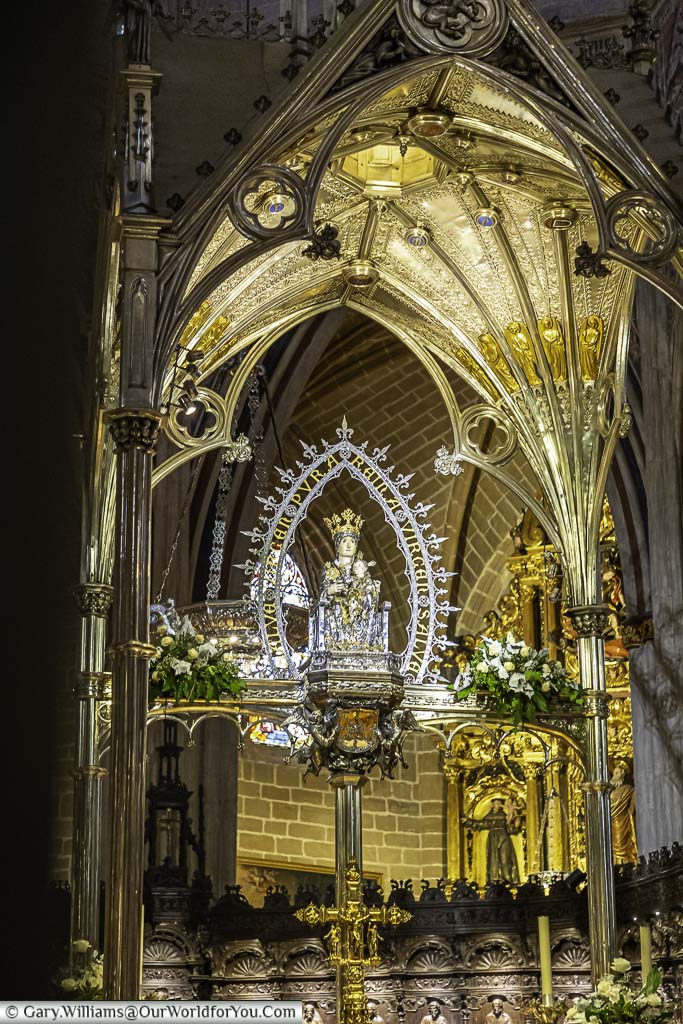 the ornate high altar in pamplona cathedral