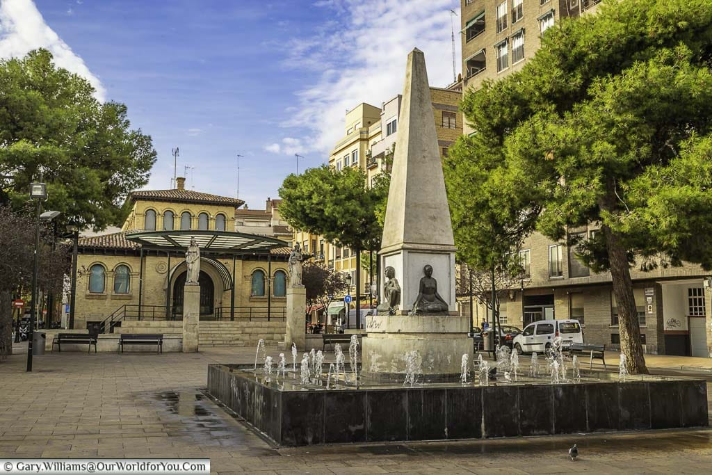 An obelisk in the centre of a fountain in Plaza Santo Domingo with the the Teatro del Mercado in the background