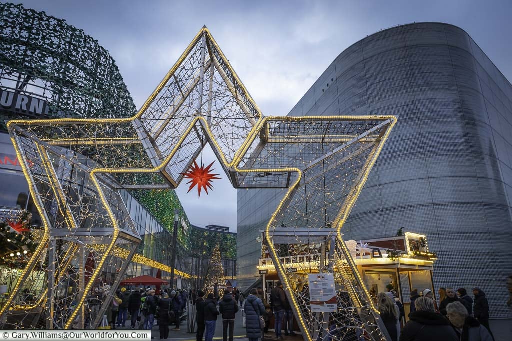 The illuminated star at the entrance to the zentralplatz christmas market in koblenz